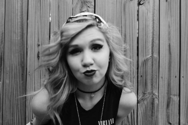 out of focus kissy face in downtown Philadelphia for senior photos by Kasey Ivan Photography