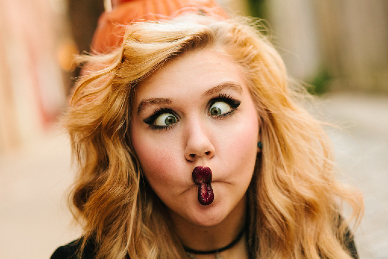 funny fish face Kassi in downtown Philadelphia for senior photos by Kasey Ivan Photography